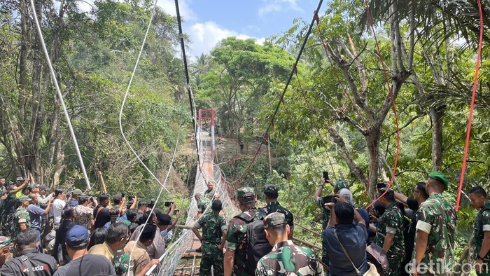 KSAD Jenderal TNI Maruli Simanjuntak saat meninjau kondisi jembatan Pongpet Pangandaran