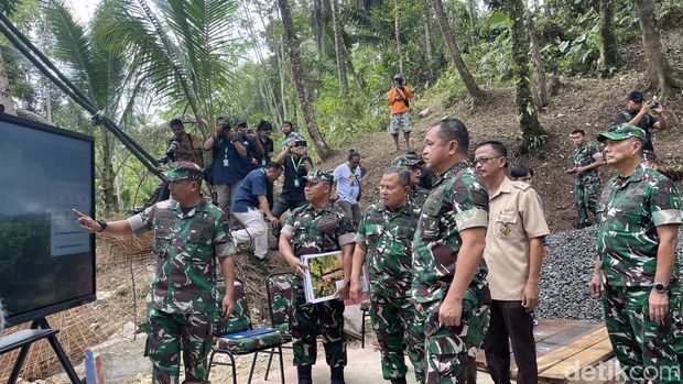 KSAD Jenderal TNI Maruli Simanjuntak saat meninjau kondisi jembatan Pongpet Pangandaran KSAD Jenderal TNI Maruli Simanjuntak saat meninjau kondisi jembatan Pongpet Pangandaran