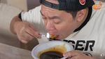 Seru! Melki Kulineran di Palembang, Cicip Mie Celor dan Pempek Legendaris