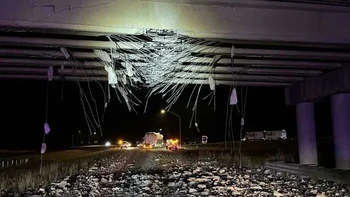 Jembatan ini seperti habis dicakar monster. Bagian bawah konstruksi terlihat rusak parah dengan material menjuntai ke segala arah. Pemandangan malamnya bikin suasana makin dramatis. Foto: Boredpanda