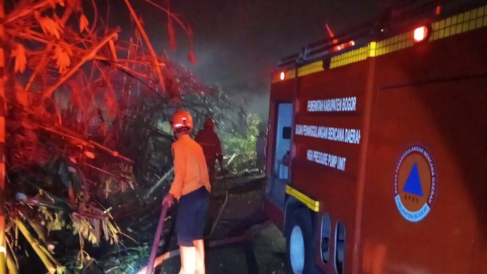 Lahan di pinggir jalan terbakar di Rumpin, Bogor, Jawa Barat (Jabar).