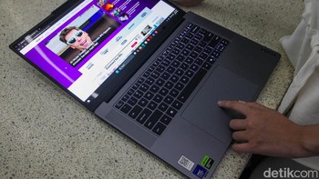 Berkat kehadiran NPU Intel terintegrasi hingga 50 TOPS. Workflow kreatif seperti editing video, AI-assisted rendering, object tracking, hingga multitasking berat terasa lebih responsif tanpa harus selalu bergantung pada cloud dan menjaga workflow kreatif tetap lancar. Foto: Rifki Afifan Pridiasto/detikFoto