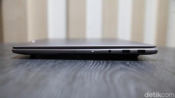 Lenovo Yoga Pro 7i Aura Edition Gen 11 dilengkapi port berkecepatan tinggi seperti Thunderbolt/USB4 dan card reader terintegrasi untuk transfer data mentah kamera dengan cepat. Foto: Rifki Afifan Pridiasto/detikFoto