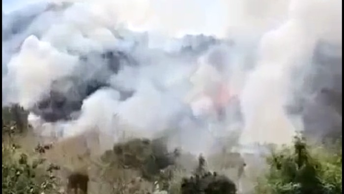 Lereng perbukitan di wilayah Pasir, Desa Junjung, Kecamatan Kalidawir, Tulungagung mengalami kebakaran