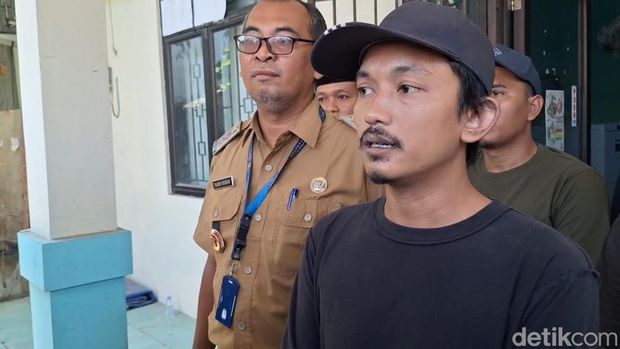 M Akhid dari Tim Simone atau Simbang Gang One memberikan klarifikasi di Kelurahan Simbang Kulon, Kecamatan Buaran, Kabupaten Pekalongan, Seni. (14/09). M Akhid dari Tim Simone atau Simbang Gang One memberikan klarifikasi di Kelurahan Simbang Kulon, Kecamatan Buaran, Kabupaten Pekalongan, Seni. (14/09).