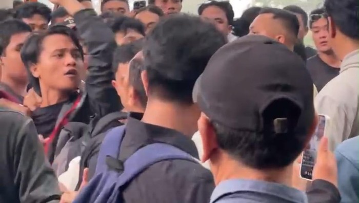 Mahasiswa Universitas Tanjungpura melakukan aksi unjuk rasa memprotes sanksi skors 2 semester untuk korban deepfake vulgar.