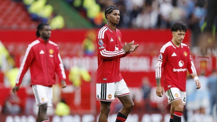 Soccer Football - Premier League - Manchester United v Manchester City - Old Trafford, Manchester, Britain - September 13, 2026 Manchester Uniteds Marcus Rashford applauds their fans after the match Action Images via Reuters/Jason Cairnduff EDITORIAL USE ONLY. NO USE WITH UNAUTHORIZED AUDIO, VIDEO, DATA, FIXTURE LISTS, CLUB/LEAGUE LOGOS OR LIVE SERVICES. ONLINE IN-MATCH USE LIMITED TO 120 IMAGES, NO VIDEO EMULATION. NO USE IN BETTING, GAMES OR SINGLE CLUB/LEAGUE/PLAYER PUBLICATIONS. PLEASE CONTACT YOUR ACCOUNT REPRESENTATIVE FOR FURTHER DETAILS..