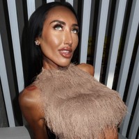 Influencer asal Australia Matilda Baxter bikin heboh setelah memamerkan bentuk pinggangnya yang terlihat sangat kecil usai menjalani prosedur ‘Barbie waist’ di Bali. Influencer 23 tahun itu bahkan menyebut pinggangnya kini seperti “tidak ada”. Foto: dok. Instagram @tildssearch