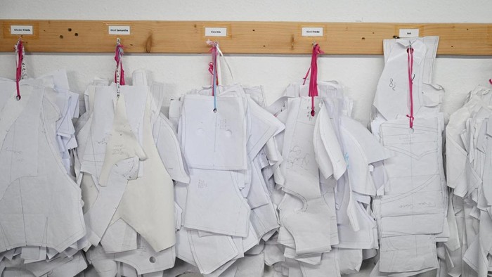 Dirndl, gaun tradisional Bavaria, terus diproduksi oleh para penjahit di Jerman sebagai bagian dari upaya mempertahankan warisan budaya. Proses pembuatannya membutuhkan ketelitian dan keterampilan dalam mengolah setiap bagian kain. REUTERS/Angelika Warmuth