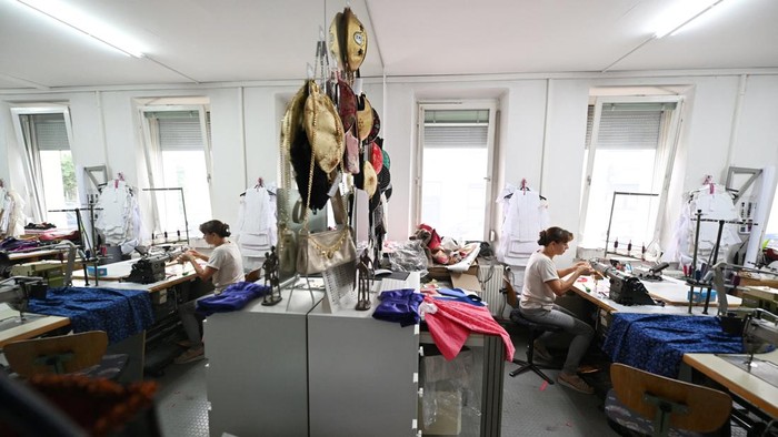Dirndl, gaun tradisional Bavaria, terus diproduksi oleh para penjahit di Jerman sebagai bagian dari upaya mempertahankan warisan budaya. Proses pembuatannya membutuhkan ketelitian dan keterampilan dalam mengolah setiap bagian kain. REUTERS/Angelika Warmuth