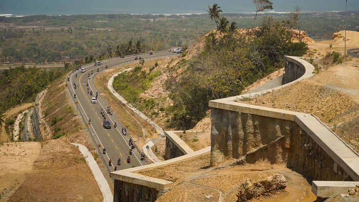 Sejumlah pengendara melintas di Jalur Jalan Lintas Selatan (JJLS) Kelok 23 di Bantul, DI Yogyakarta, Senin (14/9/2026). Ujicoba pembukaan JJLS Kelok 23 sebagai penghubung Kabupaten Bantul dan Gunungkidul tersebut dimulai pada tanggal 14 hingga 20 September 2026 pukul 06.00-18.00 WIB. ANTARA FOTO/Hendra Nurdiyansyah/YU