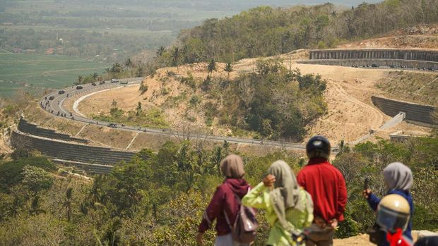 Menjajal Jalan Lintas Selatan Kelok 23 yang Hubungkan Bantul-Gunungkidul Sejumlah pengendara melintas di Jalur Jalan Lintas Selatan (JJLS) Kelok 23 di Bantul, DI Yogyakarta, Senin (14/9/2026). Ujicoba pembukaan JJLS Kelok 23 sebagai penghubung Kabupaten Bantul dan Gunungkidul tersebut dimulai pada tanggal 14 hingga 20 September 2026 pukul 06.00-18.00 WIB. ANTARA FOTO/Hendra Nurdiyansyah/YU
