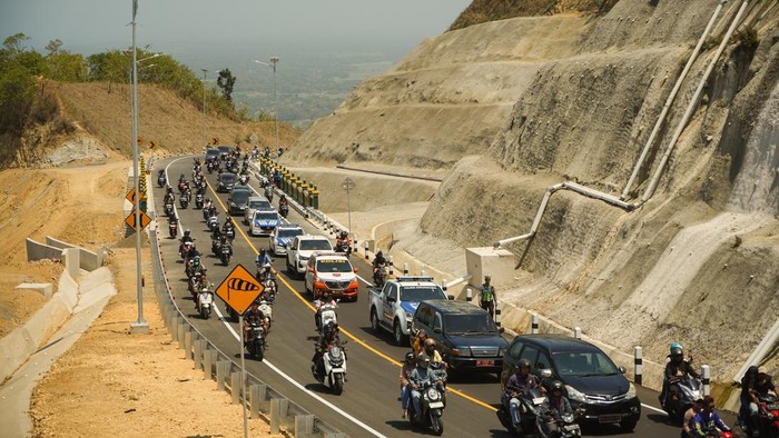 Sejumlah pengendara melintas di Jalur Jalan Lintas Selatan (JJLS) Kelok 23 di Bantul, DI Yogyakarta, Senin (14/9/2026). Ujicoba pembukaan JJLS Kelok 23 sebagai penghubung Kabupaten Bantul dan Gunungkidul tersebut dimulai pada tanggal 14 hingga 20 September 2026 pukul 06.00-18.00 WIB. ANTARA FOTO/Hendra Nurdiyansyah/YU