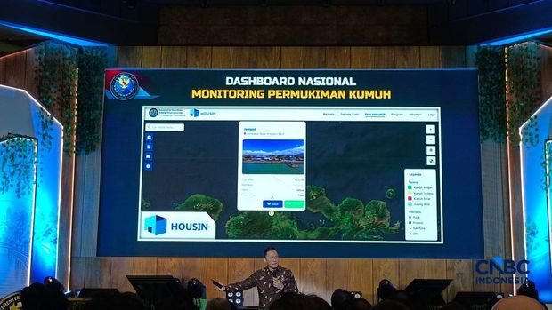 Menko AHY saat memberikan paparan terkait Dashboard Kawasan Kumuh di Forum Koordinasi Penanganan Permukiman Kumuh Terpadu di Auditorium BRIN, Jakarta, Senin (14/9/2026). (CNBC Indonesia/Martyasari Rizky)