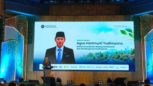 Menteri Koordinator Bidang Infrastruktur dan Pembangunan Kewilayahan (Menko IPK) Agus Harimurti Yudhoyono saat memberikan paparan dalam Forum Koordinasi Penanganan Permukiman Kumuh Terpadu di Auditorium BRIN, Jakarta, Senin (14/9/2026). (CNBC Indonesia/Martyasari Rizky) Menteri Koordinator Bidang Infrastruktur dan Pembangunan Kewilayahan (Menko IPK) Agus Harimurti Yudhoyono saat memberikan paparan dalam Forum Koordinasi Penanganan Permukiman Kumuh Terpadu di Auditorium BRIN, Jakarta, Senin (14/9/2026). (CNBC Indonesia/Martyasari Rizky)