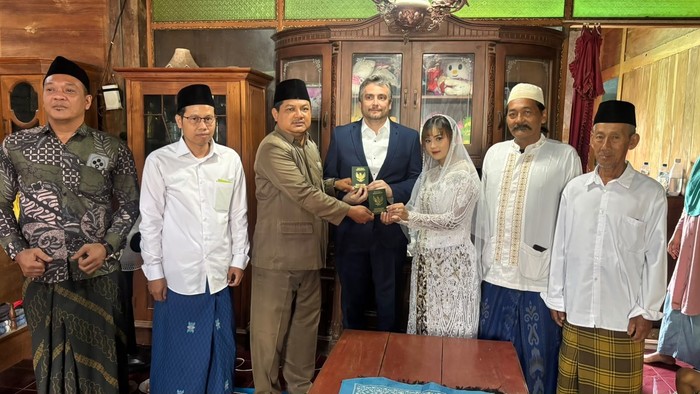 Nikahi Gadis Rembang, WNA Australia Puji Cepatnya Layanan KUA Sedan