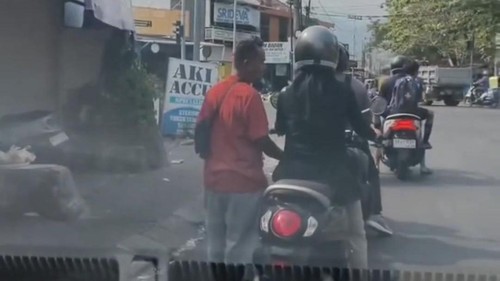 Pedagang asongan diduga melakukan pelecehan kepada salah satu pengendara motor perempuan di Mataram, Sabtu (12/9/2026). (Tangkapan layar video viral)