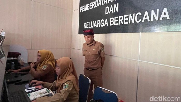 Pelaksana Tugas (Plt) Kepala Dinas Sosial, Pemberdayaan Perempuan dan Keluarga Berencana (Dinsos PPKB) Kabupaten Banyuwangi Setyo Puguh Widodo saat memantau petugas yang memeriksan data KPM penerima Bansos di Banyuwangi.