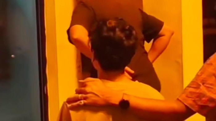 Pelaku saat diamankan ke kantor polisi. (Foto: dok. Polsek Sunggal)