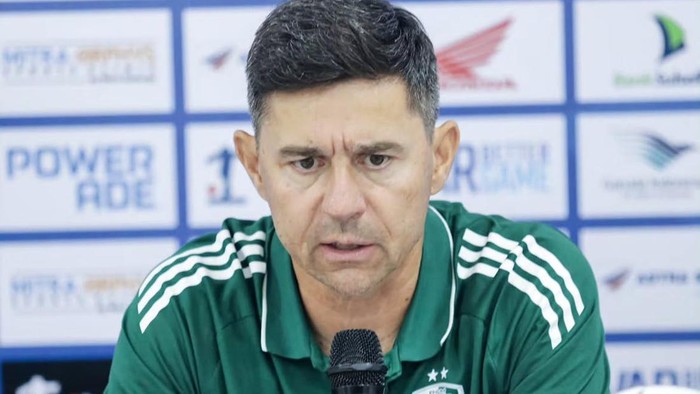 Pelatih PSM Makassar Darije Kalezic pada sesi konferensi pers usai laga melawan Arema FC.