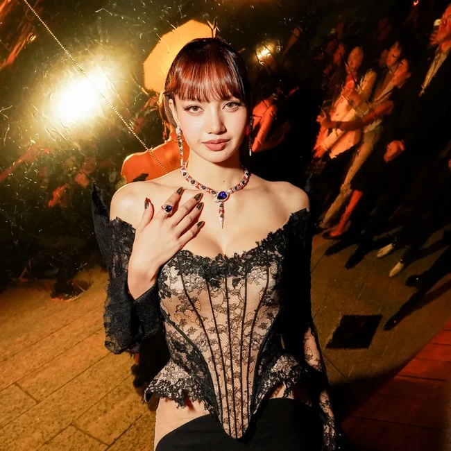 Potret Lisa BLACKPINK Dituduh Oplas, Tampil Elegan di Acara BVLGARI