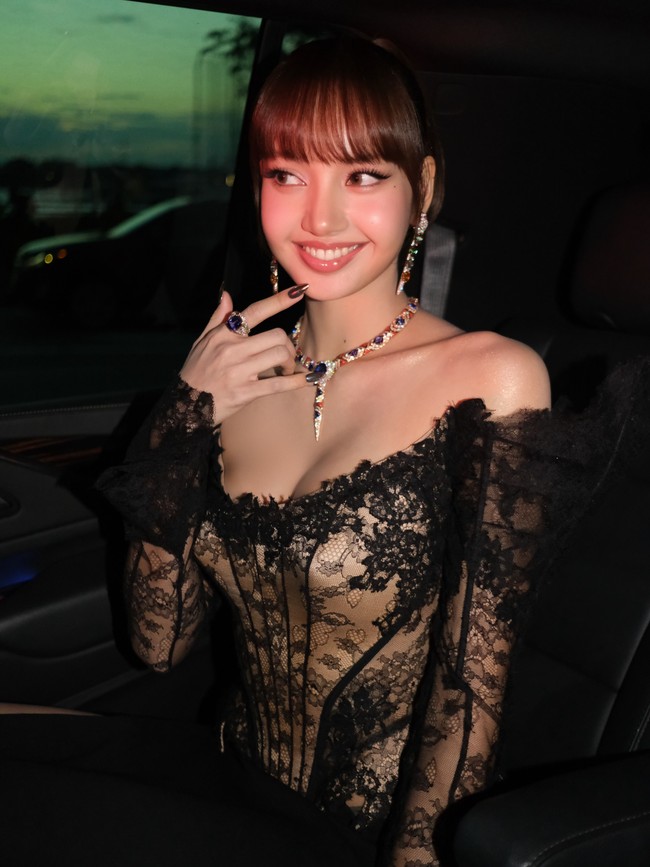 Lisa BLACKPINK menunjukkan eksistensinya sebagai global ambassador BVLGARI. Hadir sebagai tamu istimewa di acara peluncuran proyek instalasi seni Serpenti Infinito di New York. Foto: Instagram