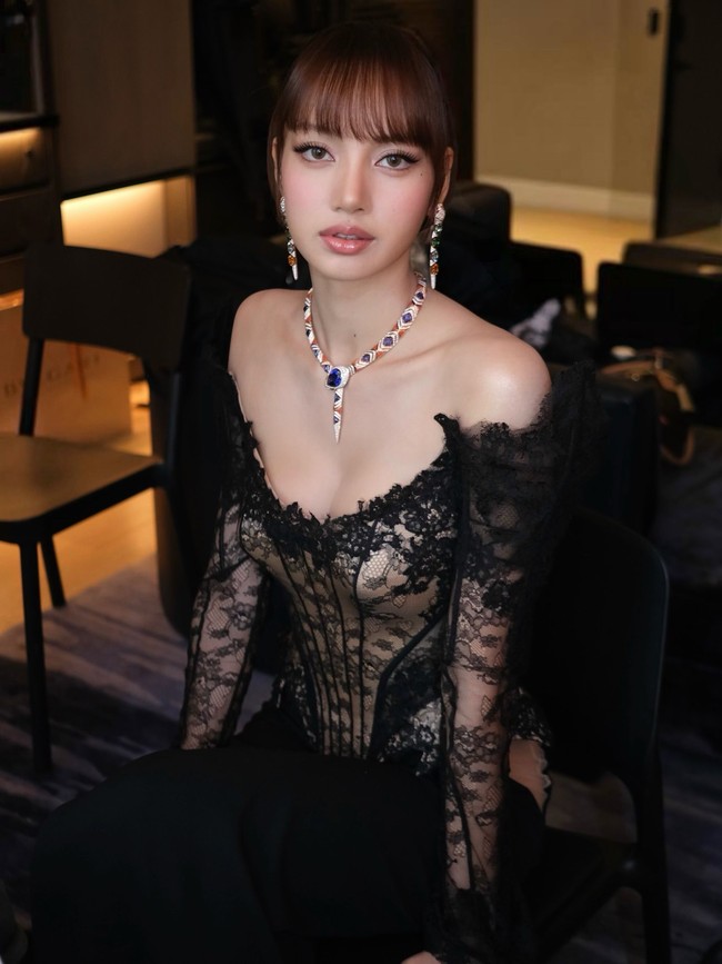 Gaya elegan Lisa sontak memukau penggemar. Namun banyak netizen justru salah fokus melihat perubahan fitur wajahnya, khususnya bagian hidung yang terlihat lebih mancung. Foto: Instagram