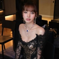 Gaya elegan Lisa sontak memukau penggemar. Namun banyak netizen justru salah fokus melihat perubahan fitur wajahnya, khususnya bagian hidung yang terlihat lebih mancung. Foto: Instagram