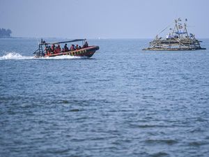 SAR Resmi Perpanjang Pencarian 5 Jurnalis-3 Kru Kapal di Gunung Anak Krakatau