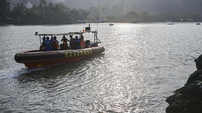 Sejumlah personel Basarnas menggunakan Rigid Inflatable Boat (RIB) 02 Banten bertolak untuk mencari jurnalis dan awak kapal yang hilang kontak di Carita, Pandeglang, Banten, Senin (14/9/2026). Memasuki hari ketujuh operasi SAR, Tim SAR Gabungan kembali melaksanakan pencarian terhadap delapan orang yang berada di dalam kapal speedboat yang dilaporkan hilang kontak di Perairan Selat Sunda, Kabupaten Pandeglang, Banten dengan melibatkan unsur laut, darat, dan udara dengan total luas area pencarian mencapai 6.649 NM.  ANTARA FOTO/Galih Pradipta