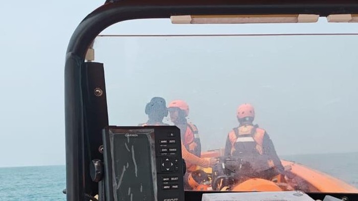 Pencarian rombongan jurnalis di Selat Sunda oleh tim SAR