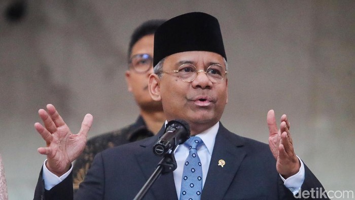 Lanjutkan Tugas dan Jaga Kepercayaan Menteri Keuangan Suahasil Nazara saat memberikan keterangan kepada media di Gedung Kementerian Keuangan, Jakarta, Senin (14/9/2026).