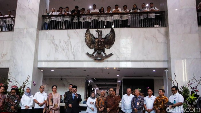 Lanjutkan Tugas dan Jaga Kepercayaan Menteri Keuangan Suahasil Nazara saat memberikan keterangan kepada media di Gedung Kementerian Keuangan, Jakarta, Senin (14/9/2026).