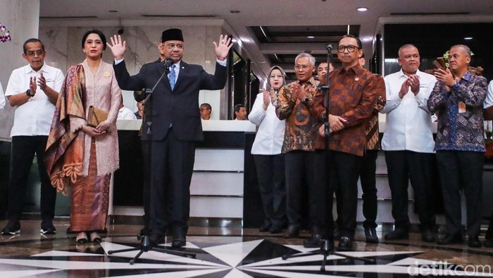 Lanjutkan Tugas dan Jaga Kepercayaan Menteri Keuangan Suahasil Nazara saat memberikan keterangan kepada media di Gedung Kementerian Keuangan, Jakarta, Senin (14/9/2026).