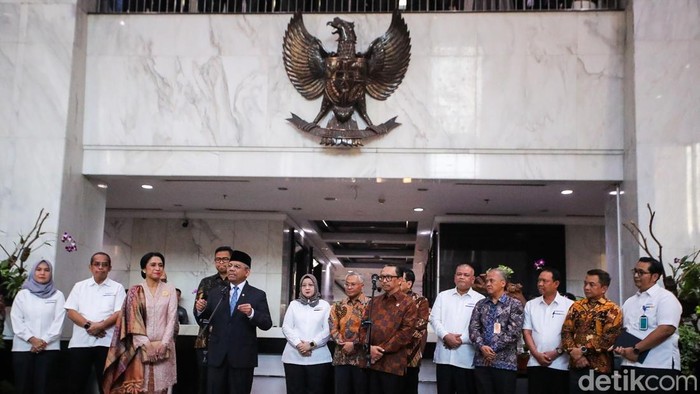 Menteri Keuangan Suahasil Nazara saat memberikan keterangan kepada media di Gedung Kementerian Keuangan, Jakarta, Senin (14/9/2026).