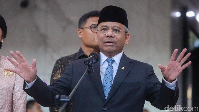 Menteri Keuangan Suahasil Nazara saat memberikan keterangan kepada media di Gedung Kementerian Keuangan, Jakarta, Senin (14/9/2026).