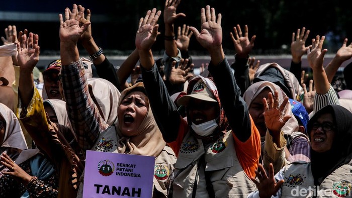 Serikat Petani Indonesia (SPI) menggelar tindakan di depan gedung DPR RI, Jakarta, Senin (14/9/2026). Aksi tersebut dilakukan untuk mengawal pembahasan Rancangan Undang-Undang (RUU) tentang Pengaturan Reforma Agraria.