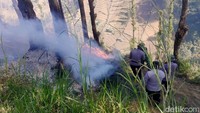 Ada tiga lokasi yang masih dilakukan pemantauan yakni Blok Jantur atau B29 di Kecamatan Sukapura, Kabupaten Probolinggo, yang terlihat mengeluarkan kepulan asap hitam.