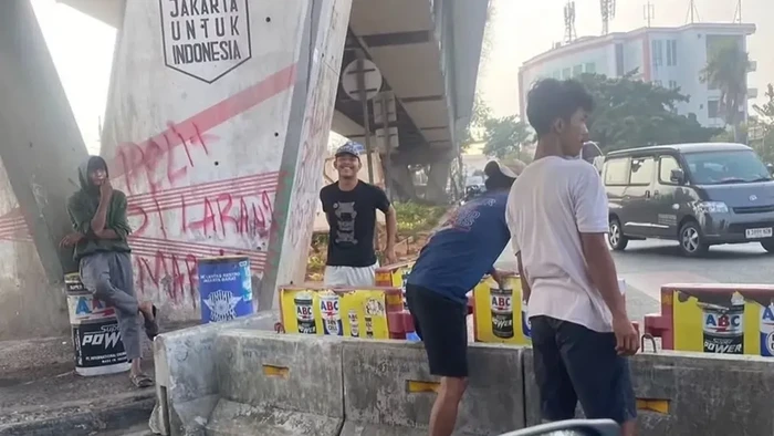Petugas gabungan menutup persimpangan Pesing, Jakbar menggunakan pembatas (barrier) beton untuk menghalau Pak Ogah dan memperlancar arus lalin. (ANTARA/Dok Pribadi)