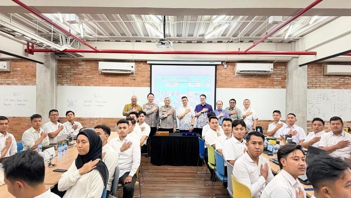 Polda Metro Jaya bersama Universitas Bina Nusantara (BINUS) menggelar pelatihan bagi pelatih Program Paham AI di Palmerah, Jakarta Barat (Jakbar). (dok istimewa)