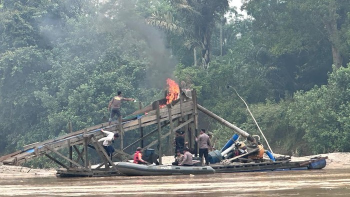 Polisi memusnahkan puluhan rakit PETI di sepanjang Sungai Batang Kuantan