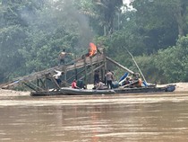 Polisi Tertibkan PETI di Sungai Batang Kuantan, 29 Rakit Dimusnahkan