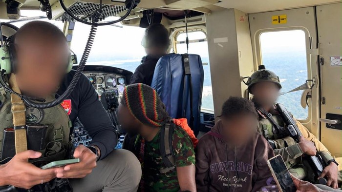 Polisi mengevakuasi dua wanita bernama Demerina Uamang dan Yosina Stenawatme setelah 20 hari disandera kelompok kriminal bersenjata (KKB) di Kabupaten Mimika, Papua Tengah.