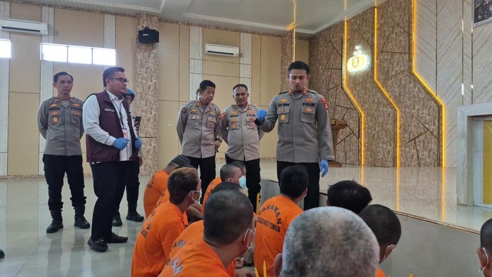 Polisi saat mengamankan 20 orang terkait narkoba di OKU Timur