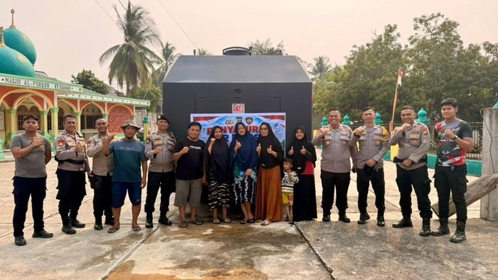 Polres Rohul menyalurkan air bersih untuk membantu warga yang terdampak kekeringan