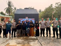 Bantu Warga yang Terdampak Kekeringan, Polres Rohul Salurkan Air Bersih
