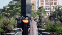 Poppy Bunga bangga membagikan momen suami menyandang gelar Doktor. Dr. Mohammad Fattah Riphat, S.H., M.H., lulus S3 di Universitas Brawijaya. Foto: Instagram @poppybungariphat