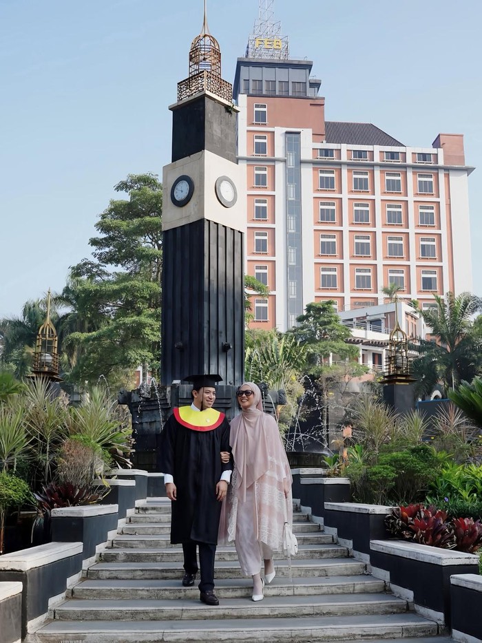 Poppy Bunga dampingi suami wisuda S3