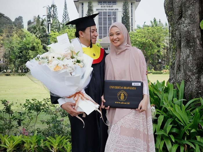 Poppy Bunga dampingi suami wisuda S3