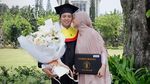 Poppy Bunga Bangga Dampingi Suami Wisuda S3